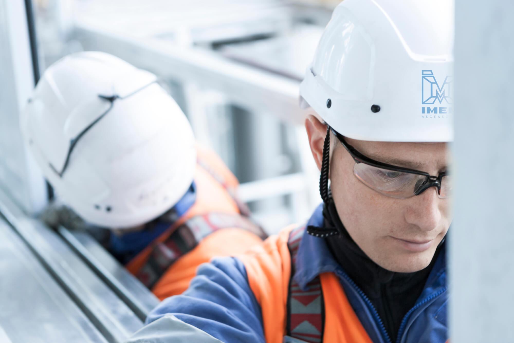 IMEM heisteknikere på jobb